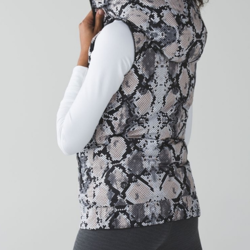 Lululemon The Fluffiest Vest in Black/Ziggy Snake Butter Pink Black - Picture 2 of 7